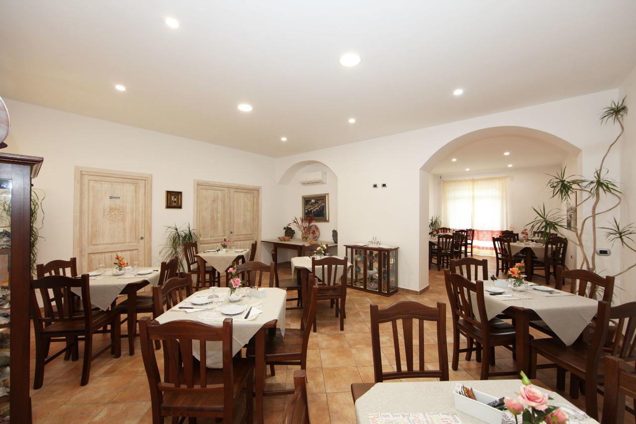 Guest House Villabianca Ла-Маддалена Екстер'єр фото