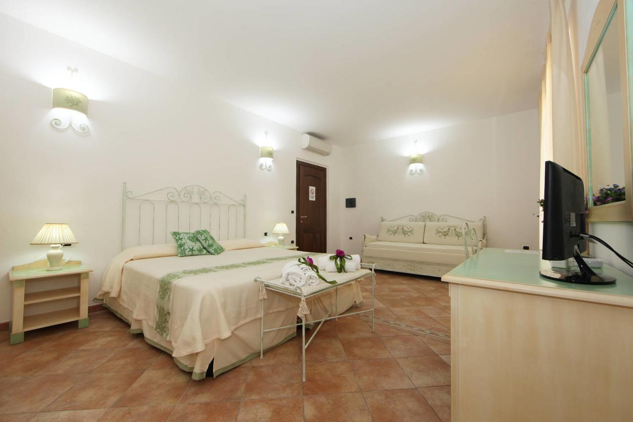 Guest House Villabianca Ла-Маддалена Екстер'єр фото