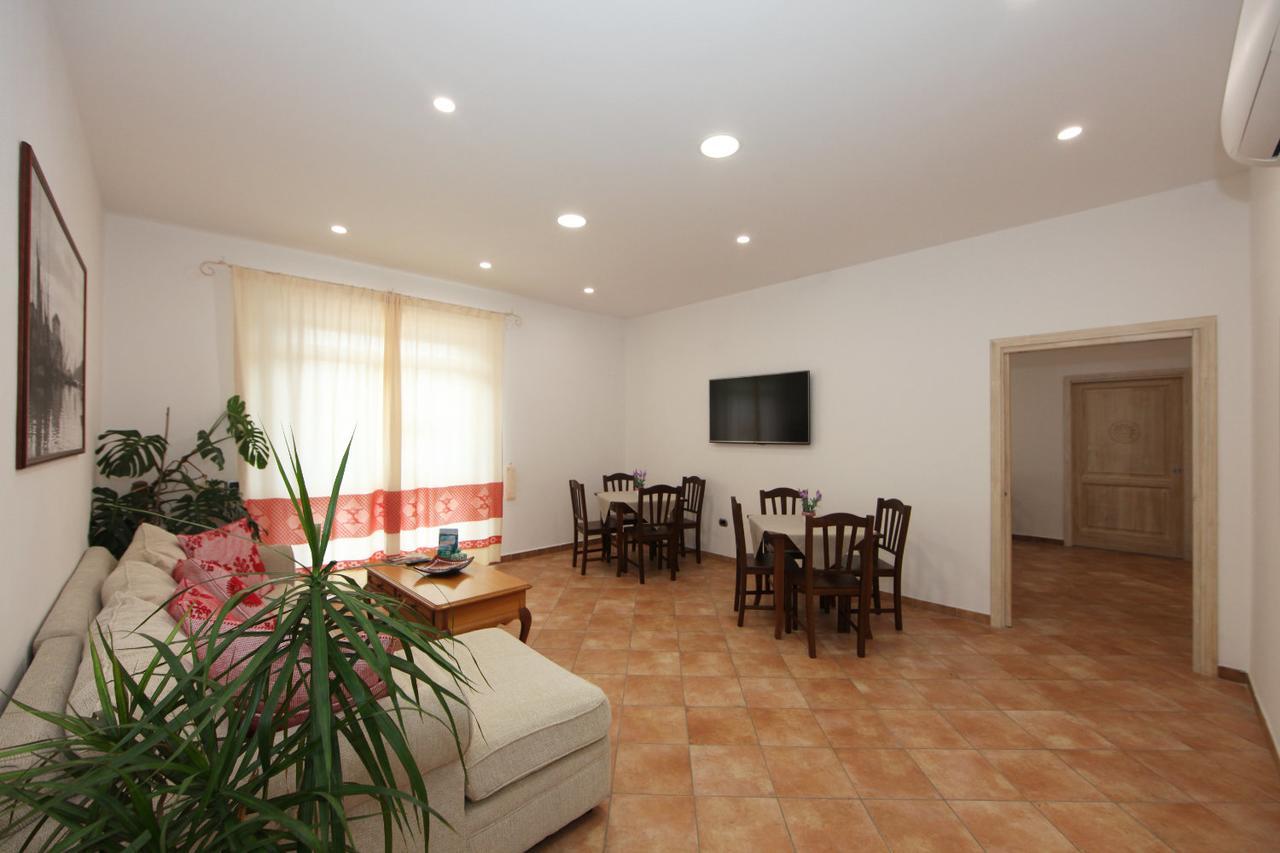 Guest House Villabianca Ла-Маддалена Екстер'єр фото