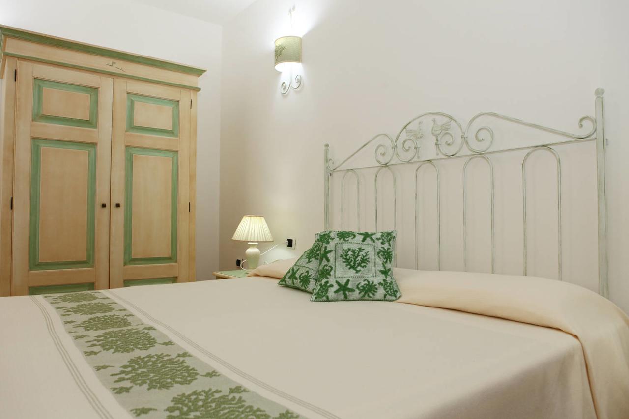 Guest House Villabianca Ла-Маддалена Екстер'єр фото