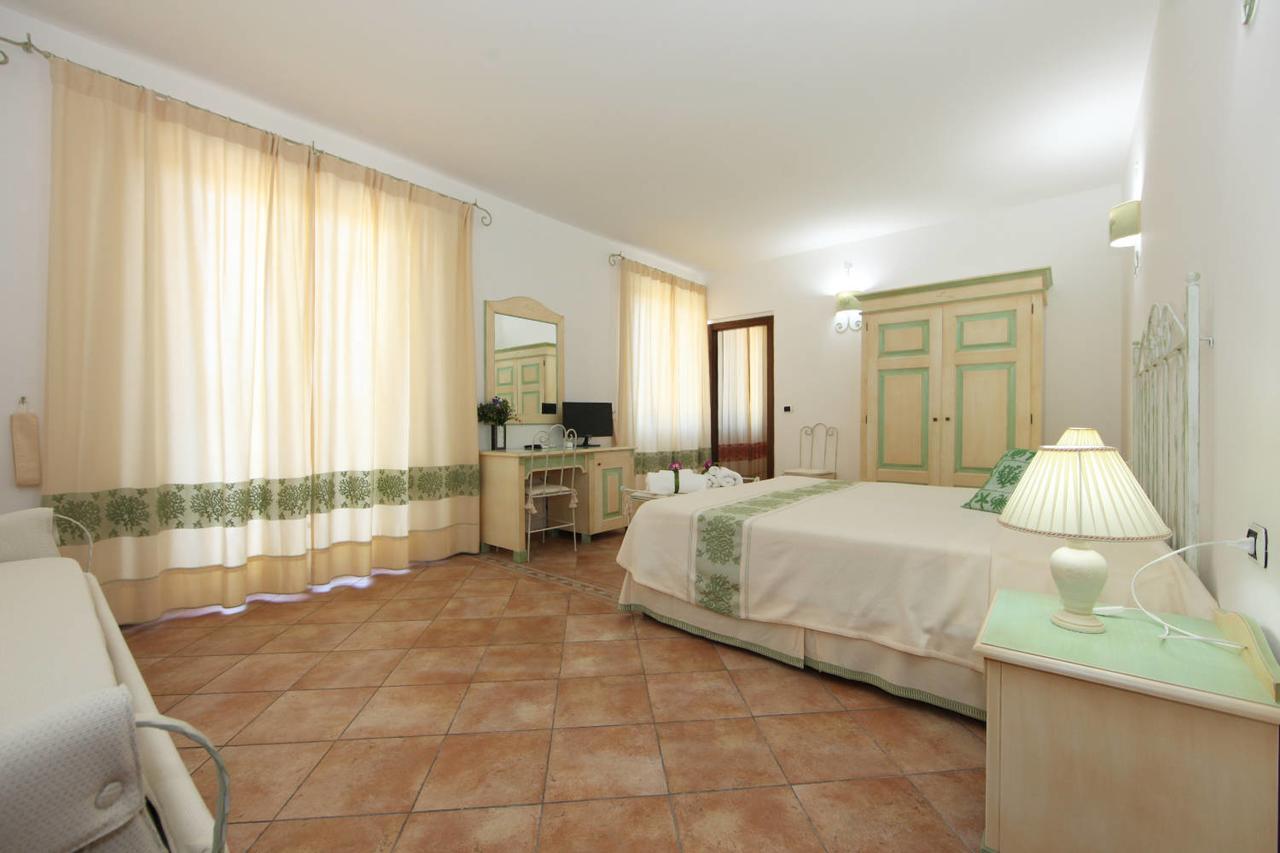 Guest House Villabianca Ла-Маддалена Екстер'єр фото