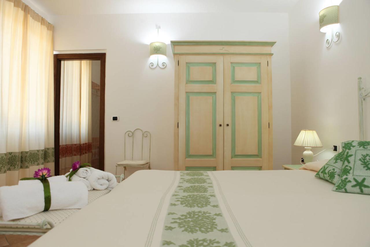 Guest House Villabianca Ла-Маддалена Екстер'єр фото