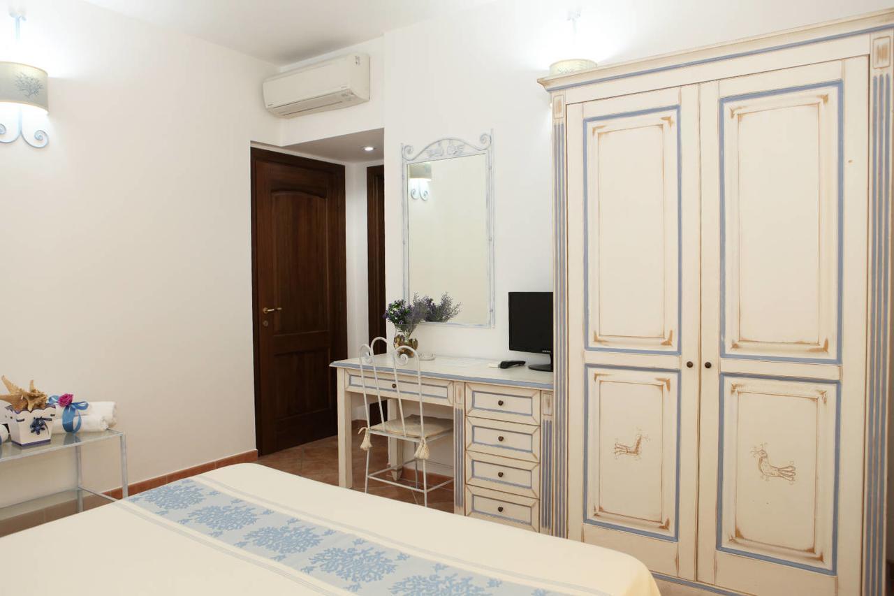 Guest House Villabianca Ла-Маддалена Екстер'єр фото