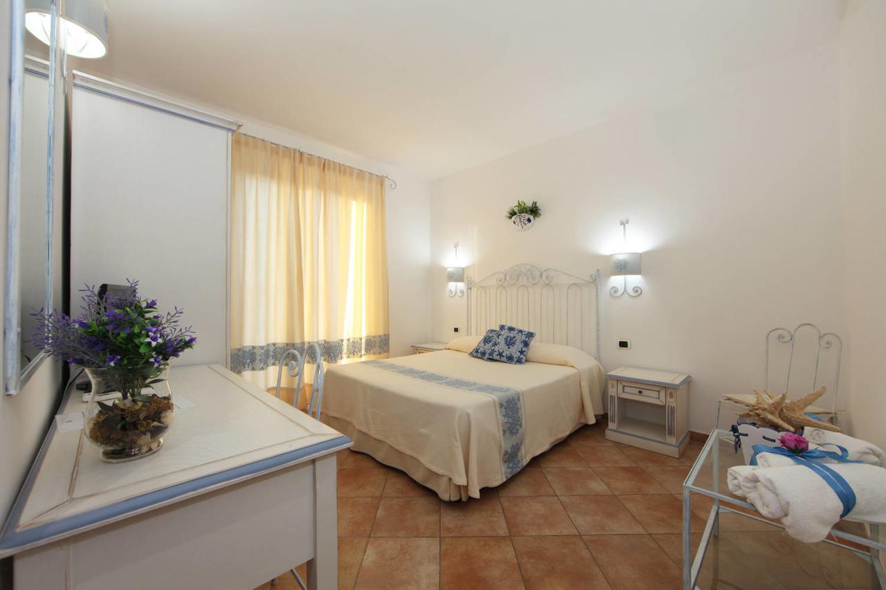 Guest House Villabianca Ла-Маддалена Екстер'єр фото