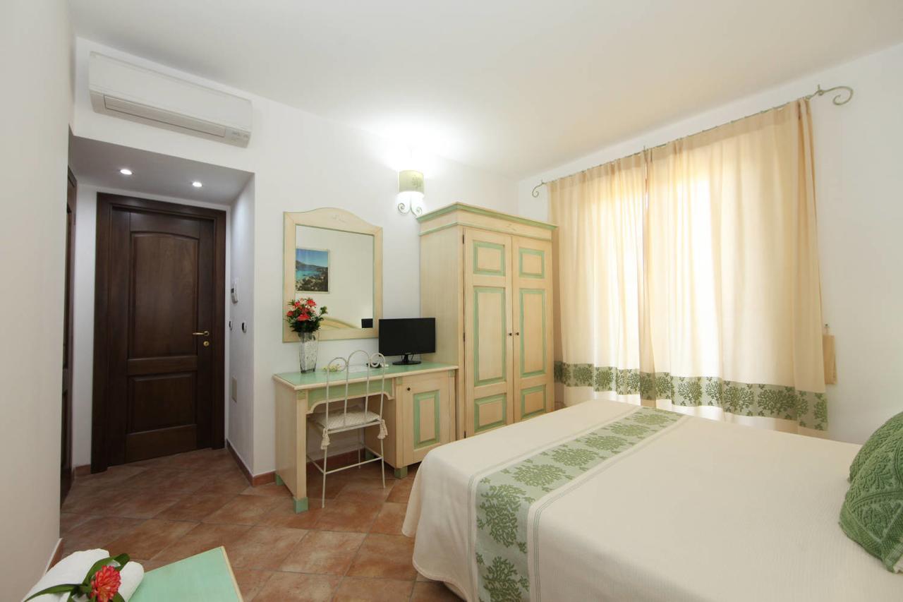 Guest House Villabianca Ла-Маддалена Екстер'єр фото